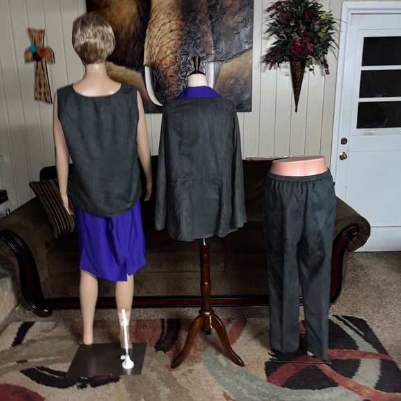 Dianaira • Size 12 • 4 Piece Outfit • Blazer/Blouse/Pants/Skirt • Purple/Gray - Picture 9 of 16